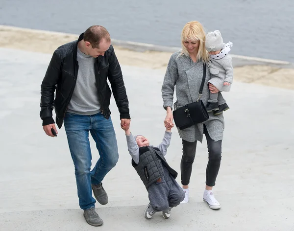 Den lyckliga familjen har en vila i stadsparken. — Stockfoto