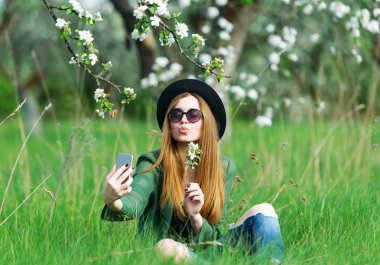 Bir elma ağacı bahçede kız modeli.