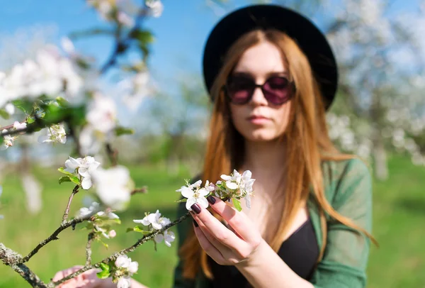 The girl model in an apple tree garden. — Stock Photo, Image