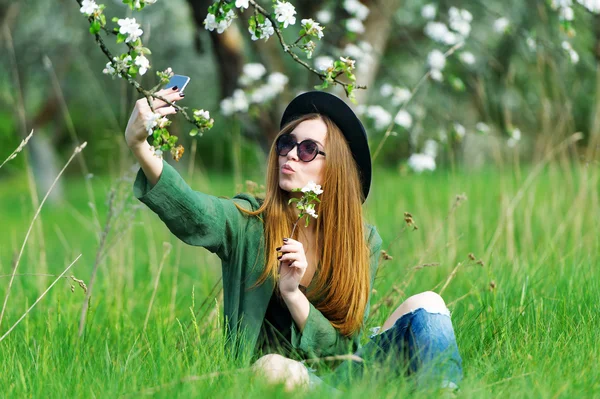 The girl model in an apple tree garden. — Stock Photo, Image