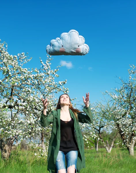 Model dívka v zahradě strom apple. — Stock fotografie