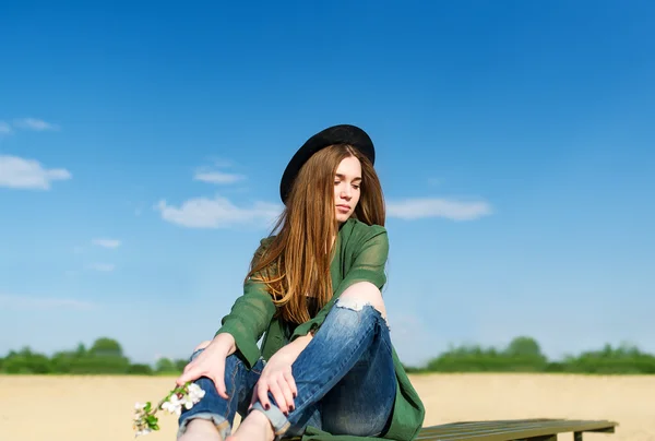 Das Mädchen Modell in einem Apfelbaumgarten. — Stockfoto