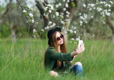 Siyah şapkalı kız bir selfie alır.