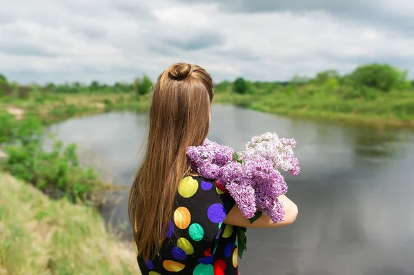 La muchacha con el ramo de la lila . — Foto de Stock