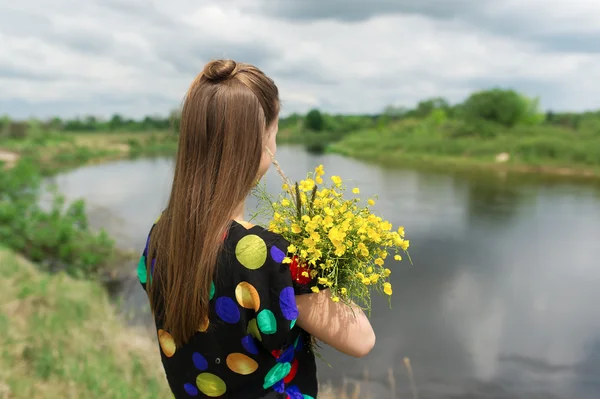 La joven con ramo de flores amarillas . — Foto de Stock