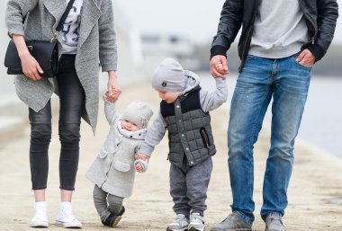 Mutlu bir aile rahat Şehir Parkı vardır..