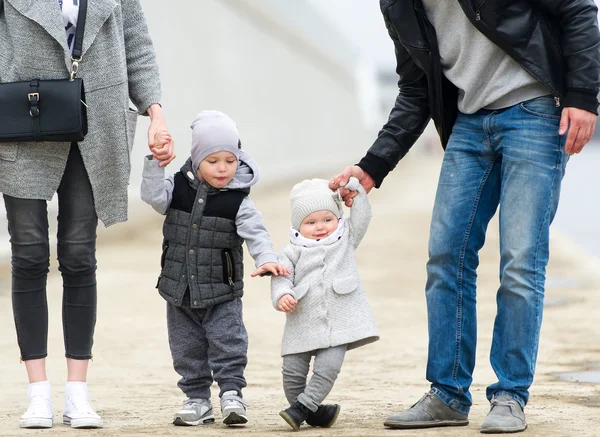 La familia feliz descansa en el parque de la ciudad . —  Fotos de Stock