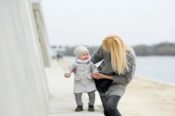 Matka a dítě v městském parku. — Stock fotografie