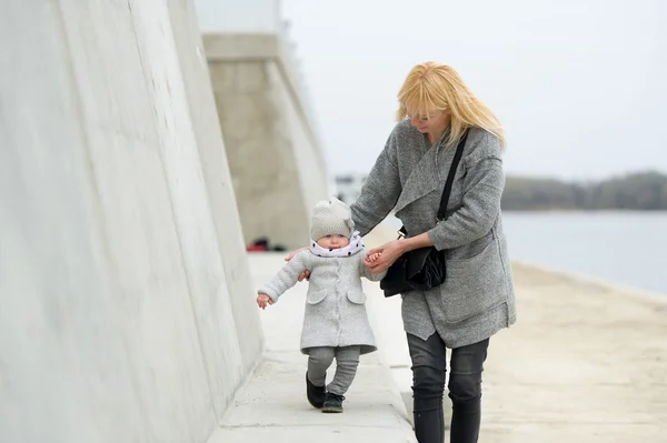 Mother and the baby in city park. — Stock Photo, Image