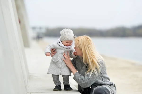 Mamman och barnet i stadsparken. — Stockfoto