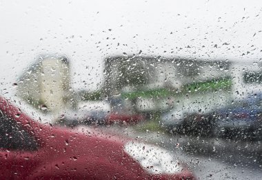 Islak camın kırmızı araba.