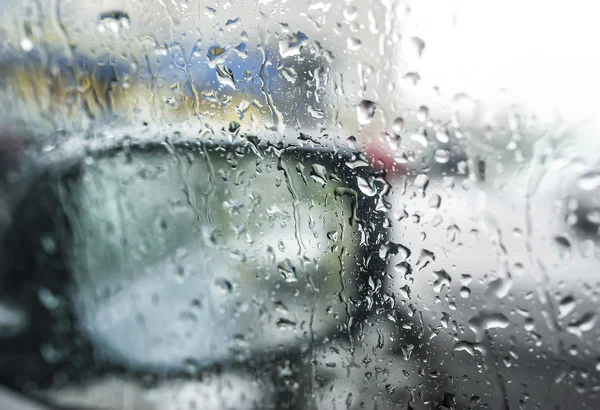 Vidrio del coche de la visión trasera en tiempo lluvioso . — Foto de Stock