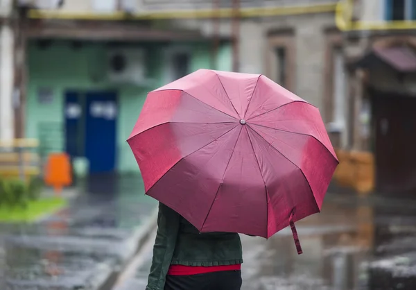 A mulher abaixo de um guarda-chuva . — Fotografia de Stock