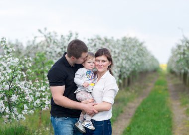 Aile bir dinlenme çiçek açması bahçede vardır..