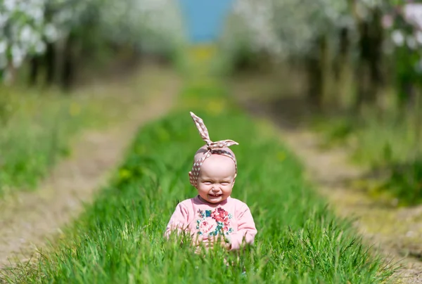 Yeşil çimen çocuk. — Stok fotoğraf