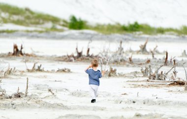 Küçük çocuk ıssız yerde yürür.