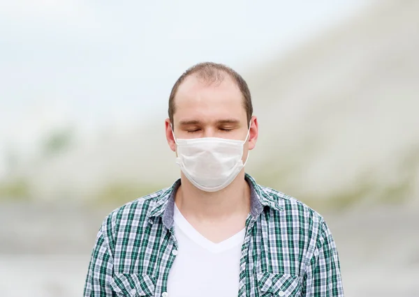 O homem no respirador. Protecção contra vírus . — Fotografia de Stock