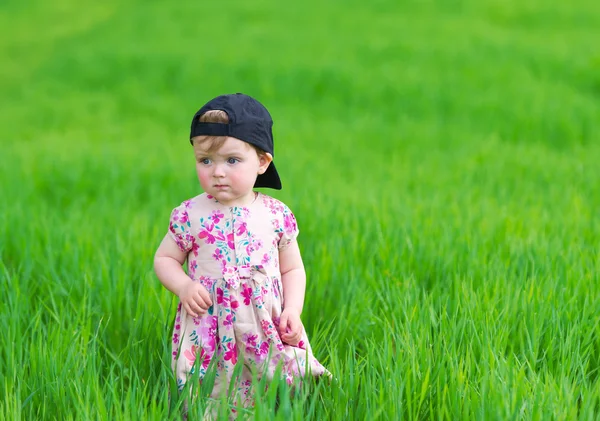 Retrato de la niña contra hierba verde . —  Fotos de Stock