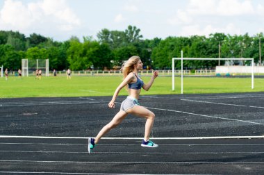 Sporcumuz Stadyumu'nda bir yol üzerinde çalışır.