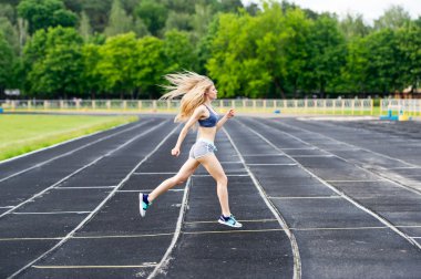 Sprinter stadyumda çalışır.