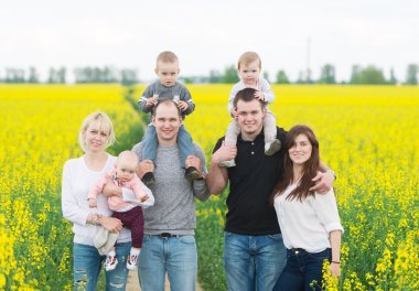 Tecavüz alanında aile portresi.