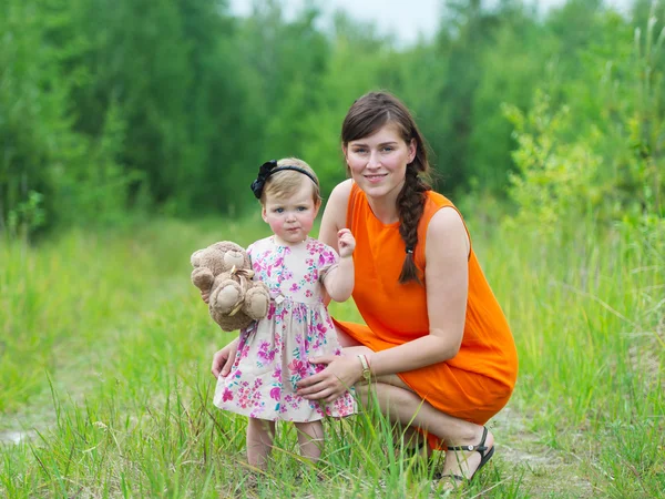 Retrato de la madre y el bebé en la hierba . —  Fotos de Stock