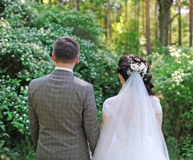 Hipster çift gelinlik ve yeşil orman takım elbiseli