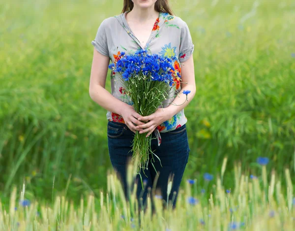 Szczęśliwa Kobieta w polu kukurydzy z chabry — Zdjęcie stockowe