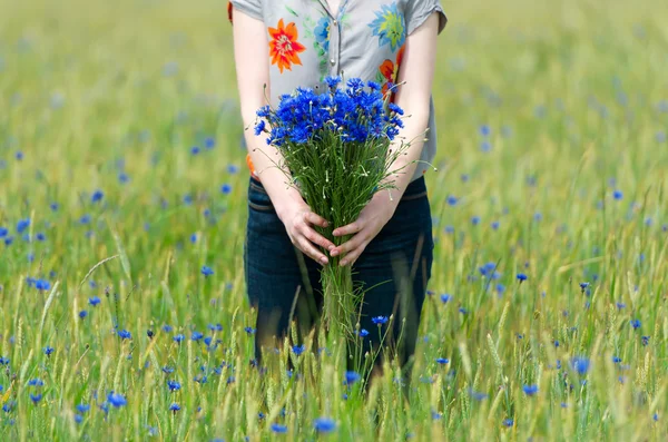 Mujer feliz en el campo de maíz con acianos — Foto de Stock