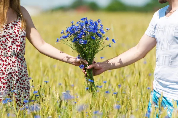 Vakker bukett med blomster i hendene på det kjærlige paret . – stockfoto