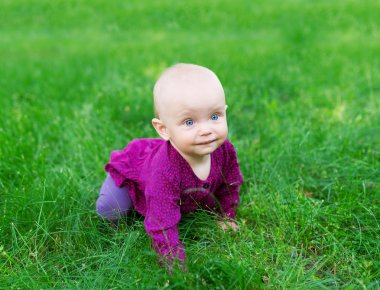 Yeşil çimenlerin üzerinde dinlenme mutlu bebek.