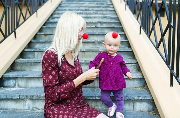 Madre jugando con su bebé sonriente . —  Fotos de Stock