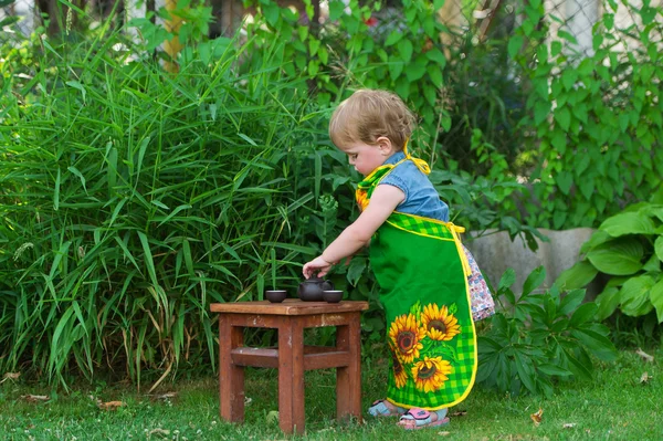 Meisje bereidt Chinese thee in de tuin van het huis. — Stockfoto