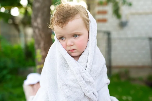 La niña triste está envuelta en una toalla blanca . —  Fotos de Stock
