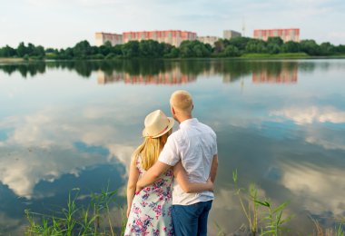 Genç çift yaz göl yakınındaki stand.