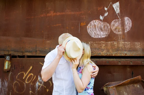 Casal apaixonado beijando atrás do chapéu — Fotografia de Stock