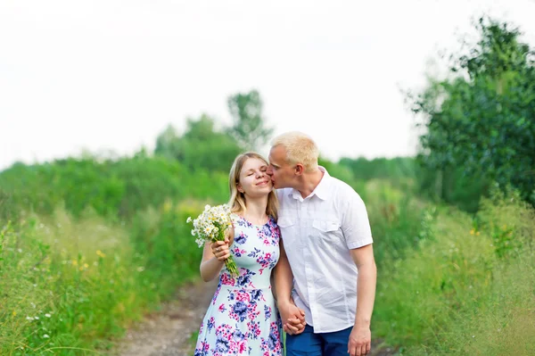 V lásce pár. Jemný objetí. — Stock fotografie