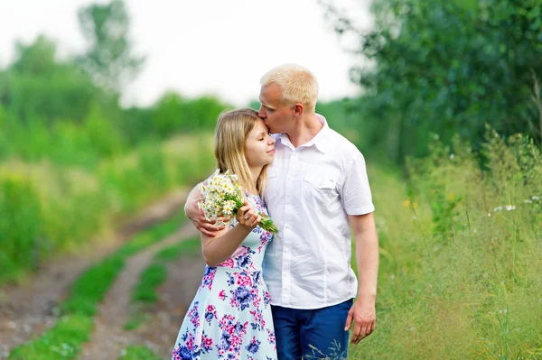 En pareja enamorada. Abrazos suaves . —  Fotos de Stock