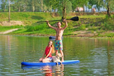 Açık Rekreasyon. İki tekne ve bir köpek.