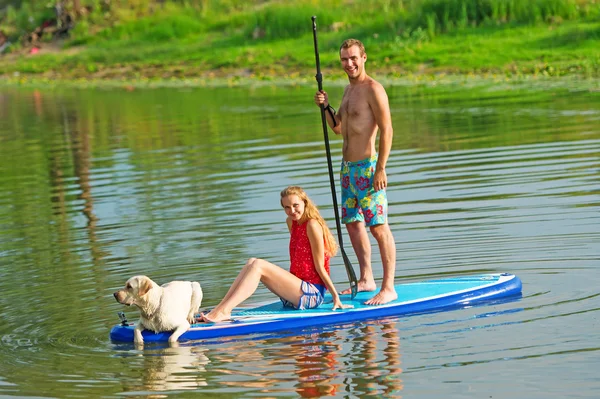 Rekreacji na świeżym powietrzu. Dwa w łodzi i pies. — Zdjęcie stockowe