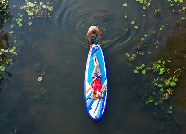 O casal amoroso surfar em longboard — Fotografia de Stock