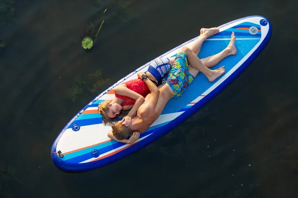 Kochający surfing para na longboard — Zdjęcie stockowe