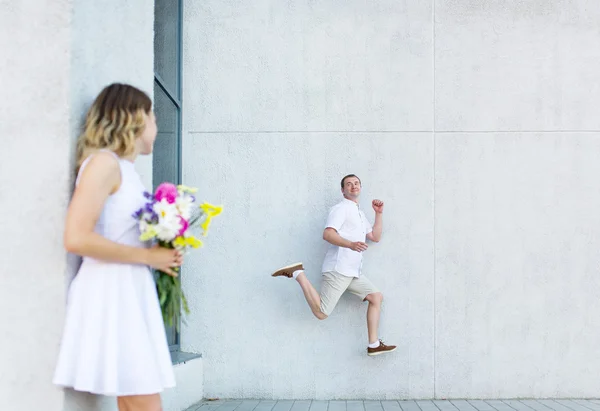 Den lyckliga bruden och brudgummen hoppande. — Stockfoto