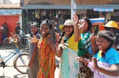 Mutlu kadın grubu şehrin sokak gider. Madagaskar. Antananarivo.