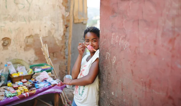 Retrato de una mujer sonriente no identificada con helado en Madagascar. Antananarivo . — Foto de Stock