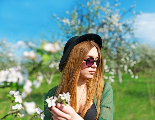 Beautiful hipster girl in apple garden. — Stock Photo, Image