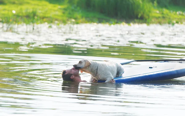 Ο σκύλος και ο άνθρωπος στην βάρκα. — Φωτογραφία Αρχείου
