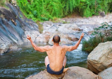Genç babası Tanrı'ya dua ediyor ve doğanın güzelliği sever