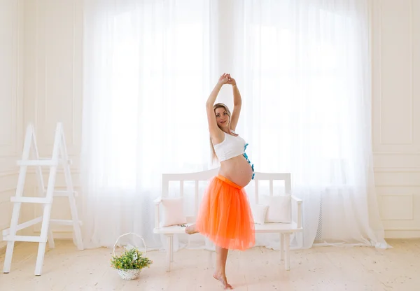 Den dansende, gravide kvinnen – stockfoto