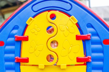 Çocuk bir pencere boşlukta görünüyor.